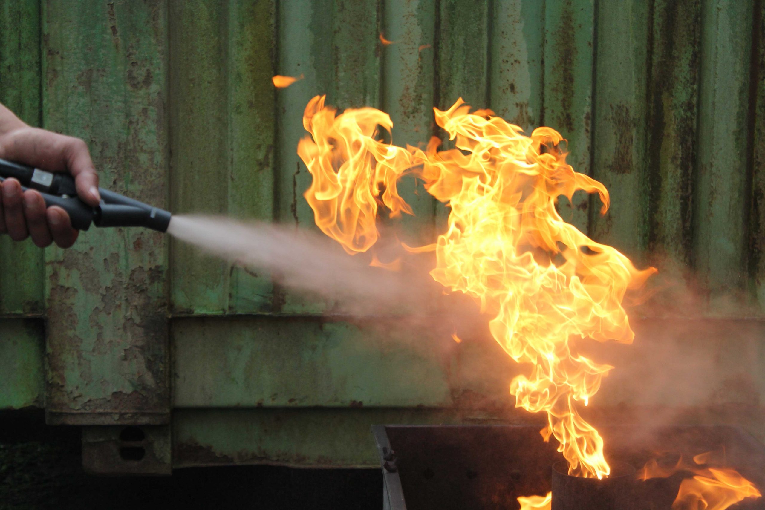 Feuerlöscher im Einsatz bei Brandschutzübung – praktische Anwendung im Rahmen einer Brandschutzhelfer-Schulung