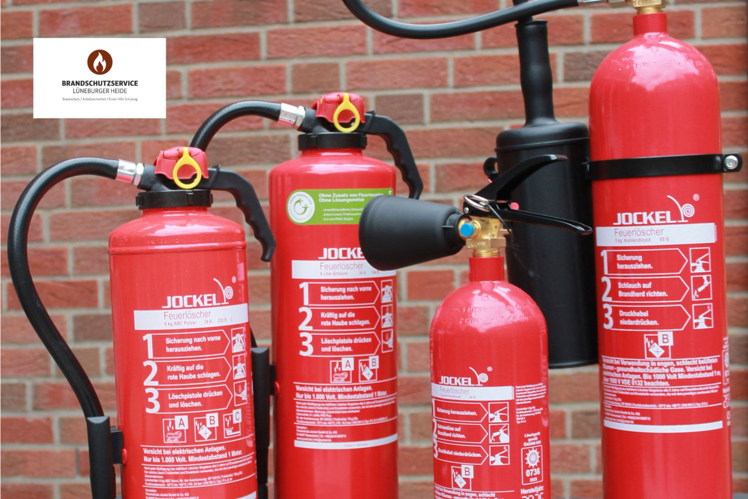 In Ernstfall kann der richtige Feuerlöscher (Brandklassen beachten) überlebenswichtig sein.