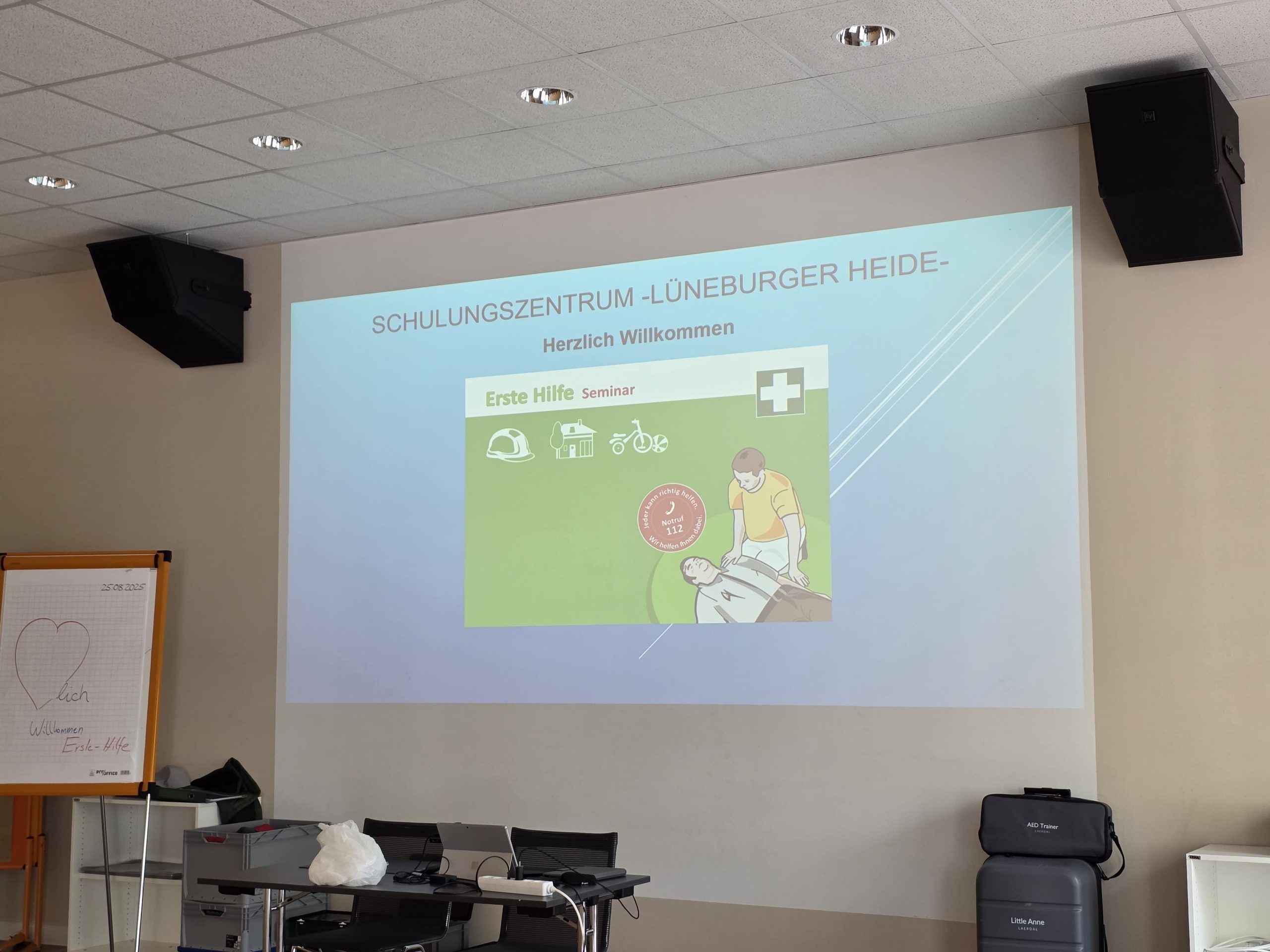 Das Schulungszentrum Lüneburger Heide mit einer Präsentation zum Erste-Hilfe-Seminar und Flipchart mit Begrüßungstext